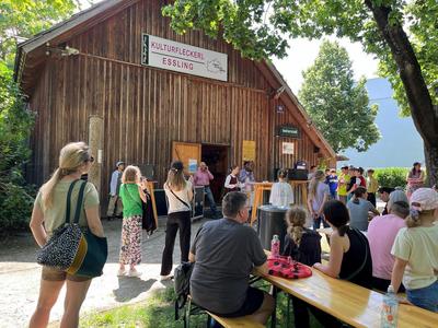 Kathi und Prince führen durch das Fest.