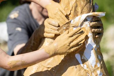 Kinder bauen Cocoon und Feuerstelle